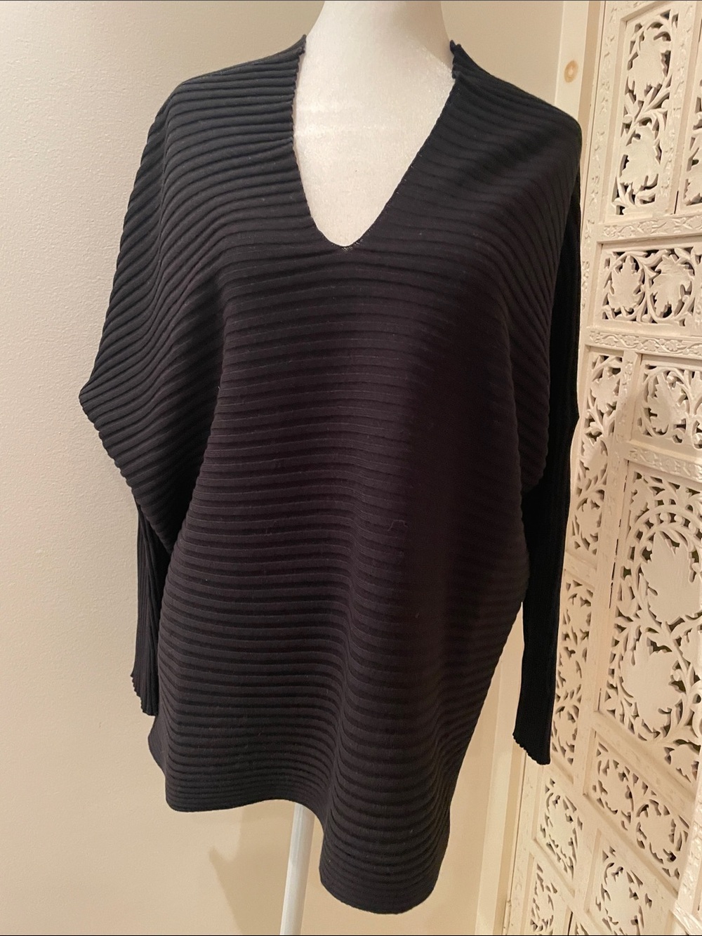 Women's wool Ribbed V-Neck Sweater - Black